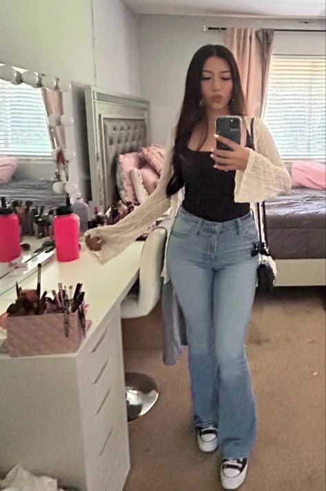 Light Flared Jeans Outfit, Cute Outfits On People, Cute Outfits Inspiration, Latina Fashion Outfits School, Casual Formal Outfits Women, Cute Dressy Outfits, Half Sweater Outfits, Blue Flare Jeans Outfit, Latina Fashion Outfits