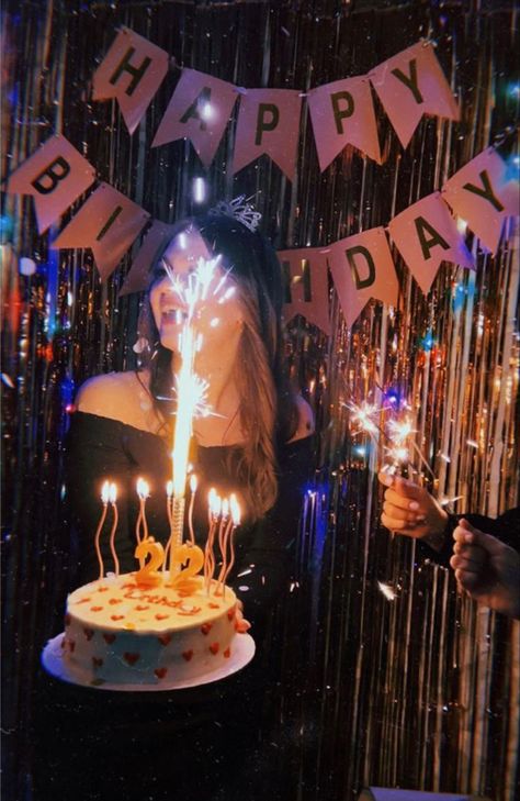 Euphoria Themed Birthday Party, Cake 18th Birthday, 17 Doğum Günü, 15th Birthday Party Ideas, Toxic Positivity, 18th Birthday Party Themes, 17th Birthday Ideas, Happy Birthday 18th, Simple Birthday Decorations