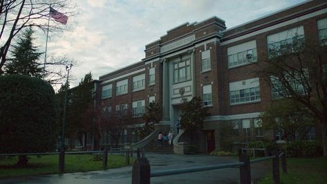 High School Building, Riverdale High School, Building Aesthetic, American High School, Mystic Falls, Highschool Aesthetic, School Building, Aidan Gallagher, Life Is Strange