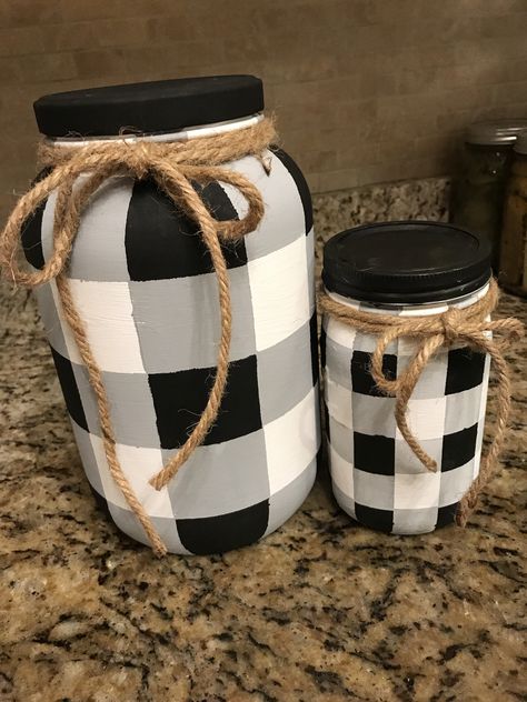 Mason Jar Money Gift, Pickel Jar Decor, Diy Jar Painting Ideas, Large Pickle Jar Crafts, Gallon Jar Crafts, Diy Painted Jars, How To Paint A Glass Jar, Wood Mason Jar Painting Ideas, Ball Jars Ideas