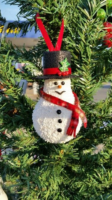 Snowman Lightbulb Ornament Diy, Light Bulb Snowman Ornament, Lightbulb Snowman Ornament, Light Bulb Ornaments Christmas, Light Bulb Crafts, Christmas Angel Crafts, Snowman Crafts Diy, Snowmen Ornaments, Light Bulb Ornaments