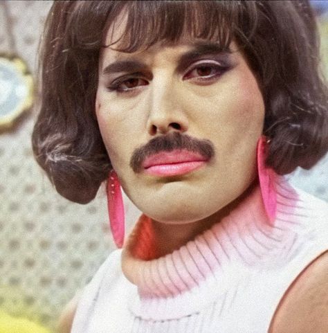 Freddie Mercury I Want To Break Free Makeup, Freddie Mercury Break Free Costume, Freddie Mercury In Drag, 80s Drag Queens, Drag Queen Halloween Costume, Freddie Mercury Drag, Freddy Mercury Costumes, Freddie Mercury Makeup, British Icons Fancy Dress