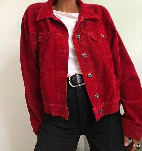 Red Curduroy Boxy Jacket, red jacket, jeans jacket? Black high waist jeans, white crop tee, boxy jacket, Topshop - Topshop Corduroy Boxy Jacket Mode Hipster, Grunge Look, Rory Gilmore, Stil Inspiration, Modieuze Outfits, Party Outfits, Moda Vintage, 여자 패션, Mode Vintage