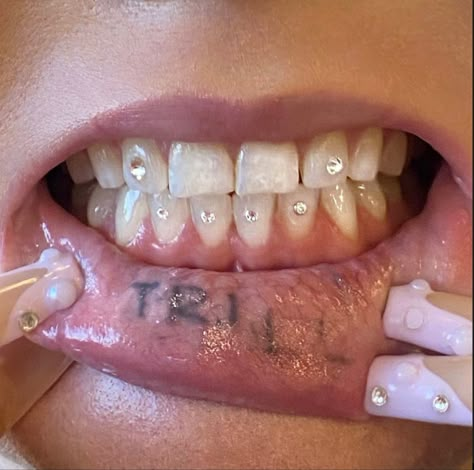 Bottom Tooth Gems Ideas, Bottom Teeth Gems, Teeth Gems Aesthetic, Bottom Tooth Gem, Tooth Gems Bottom Teeth, Teeth Gens, Teeth Piercing, Smile Tips, Teeth Gems