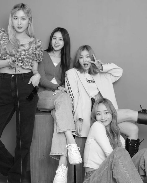 Group Photo Poses, Group Picture Poses, Bff Poses, Friendship Photoshoot, Fotografi Iphone, Group Photography Poses, Studio Poses, Studio Photography Poses, Friend Pictures Poses