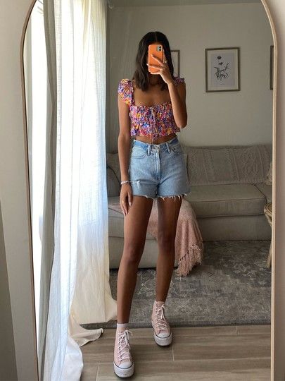 Jean Short Long Sleeve Outfit, Woman Short Outfits, Summer Outfits 2023 Converse, Jean Shorts White Converse Outfit, Pink Top Jean Shorts Outfit, Spring Outfits Jean Shorts, Denim Shorts And High Top Converse, Floral Top And Shorts Outfit, Light Denim Shorts Outfit Summer