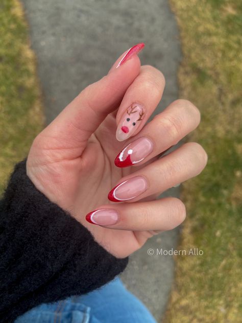 Reindeer french tip nail art Santa Nails, Kutek Disney, Unghie Nail Art, Cute Christmas Nails, Christmas Gel Nails, Nagel Tips, Simple Gel Nails, Casual Nails, Christmas Nails Acrylic