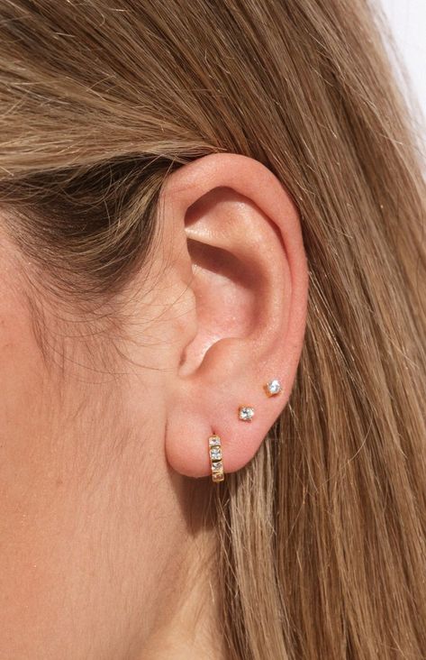 Simple Ear Piercings Classy, Three Piercings Ears Ideas, 2 Ear Piercings, 3 Ear Piercings, Minimalist Ear Piercings, Small Earrings Gold, Double Ear Piercings, Ear Piercing Studs, Simple Gold Earrings