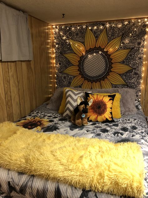 Sunflower Aesthetic Decor, Sunflower Bedroom Theme, Yellow Sunflower Bedroom Ideas, Sunflower Theme Bedroom Ideas, Sunflower Bedroom Aesthetic, Sunflower Room Aesthetic, Sunflower Room Decor Ideas Bedroom, Sun Themed Room Aesthetic, Sunflower Bedroom Ideas Diy