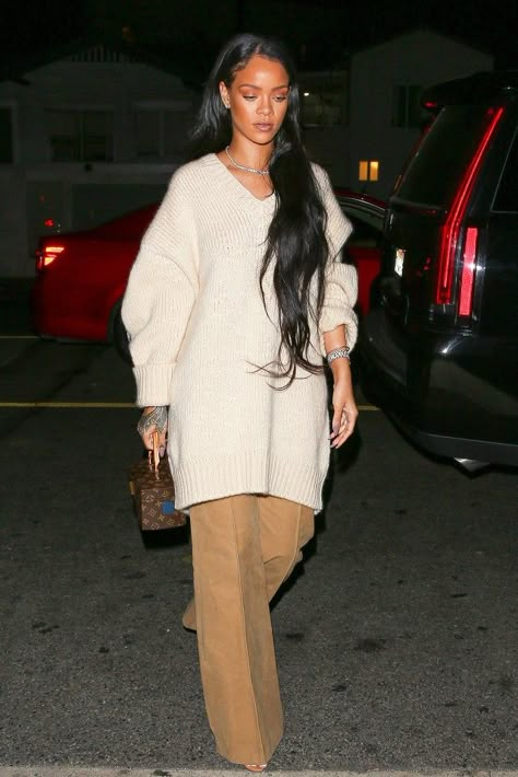 Rihanna Street Style, Looks Rihanna, Rihanna Outfits, Rihanna Looks, Rihanna Style, Sweater Trends, Long Black Hair, Emily Ratajkowski, Olivia Palermo