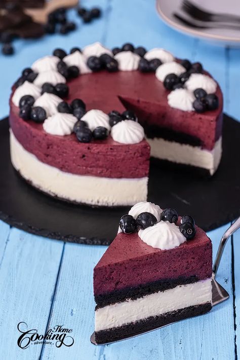 This Chocolate Blueberry Mousse Cake is a light and refreshing dessert perfect for summer. It features two rich, dark brownie layers filled with white chocolate mousse, followed by the refreshing tang of blueberry mousse. Blueberry Mousse Cake, Mousse Cake Filling, Blueberry Mousse, Mousse Desserts, Mousse Cheesecake, Yogurt Mousse, Pudding Cakes, Chocolate Blueberry, Mousse Cake Recipe