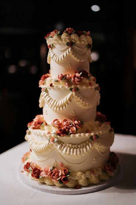 Retro styled wedding cake complete with white frosting and pink frosted roses Victorian Wedding Cakes, Retro Wedding Cakes, Old Fashioned Wedding, Wedding Cakes Ideas, Vintage Wedding Cake, Wedding Cake Roses, Classic Wedding Cake, Wedding Cakes Vintage, Rock My Wedding