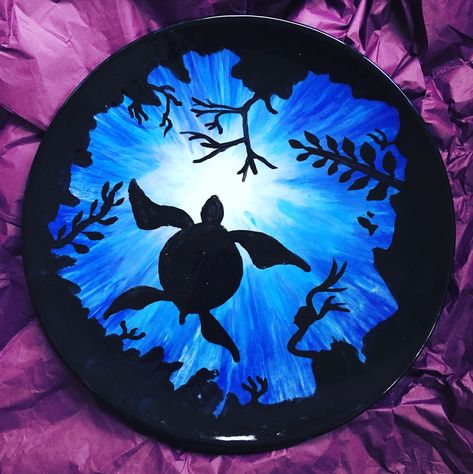 Turtle silhouette plate. Pottery painting. Hand painted. Turtle plate Painting On Pottery Plates, Painting On A Plate Ideas, Things To Paint On A Plate, Painting On Plates Ideas, Ceramic Turtle Painting Ideas, Round Painting Ideas Easy, Paintings On Circle Canvas, Disc Painting Ideas, Plate Painting Ideas Diy