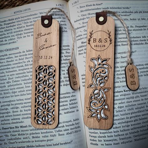 Bookmark Packaging Ideas, Rustic Wedding Gifts, Wood Jewelery, Party Favors Birthday, Laser Cut Wood Crafts, Laser Engraved Ideas, Laser Art, Rustic Wedding Favors, Favors Birthday