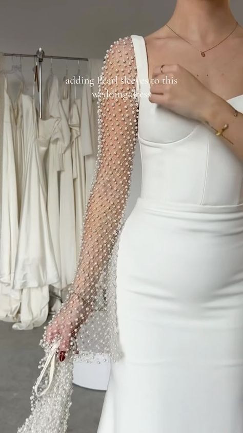 Timeless pearls reinvented in fresh new ways courtesy of @aeslingbride and romantic removable sleeves. #caratsandcake 👰‍♀️: @aeslingbride | Instagram Mythical Wedding, Sand Cake, Removable Sleeves, Pretty Wedding Dresses, Gorgeous Outfits, Classic Wedding Dress, Magical Wedding, January 11, Wedding Dress Sleeves