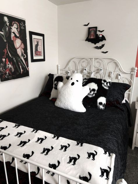 Goth Room White Furniture, Goth Bedroom Minimalist, Goth Bedroom Decor Ideas, Gothic Bedroom Simple, Gothic Bedroom Design, Alternative Home Decor Ideas, Gothic Bedroom Decor Ideas, Simple Goth Bedroom, Creepy Cute Bedroom