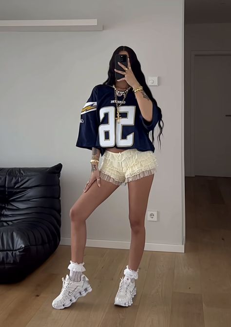 Jersey Outfit Women Street Style, Street Wear Festival Outfit, Sporty Glam Outfits, Sporty Festival Outfit, Australia Aesthetic Outfit, Jersey Outfit Aesthetic, Football Game Outfits, Football Game Outfit, Dressy Casual Outfits