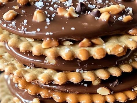 Caramel Peanut Ritz Cracker Treats: A Sweet and Salty Delight for All Occasions - NewsBreak Cracker Treats, Hawaiian Banana Bread, Cracker Dessert, Ritz Cracker Recipes, Chocolate Chip Cheesecake Bars, Cake Dip, Ritz Cracker, Mint Oreo, Snacks Easy