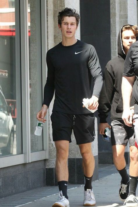 Shawn Mendes Paparazzi Paparazzo Celebrity Famous Training Fashion Hairstyle Boys Gym Outfits, Workout Outfit Men, Outfits Gym Hombre, Gym Outfit Men Style, Nike Gym Outfit, Train Outfit, Sporty Outfits Men, Athleisure Men, Gym Outfit Men