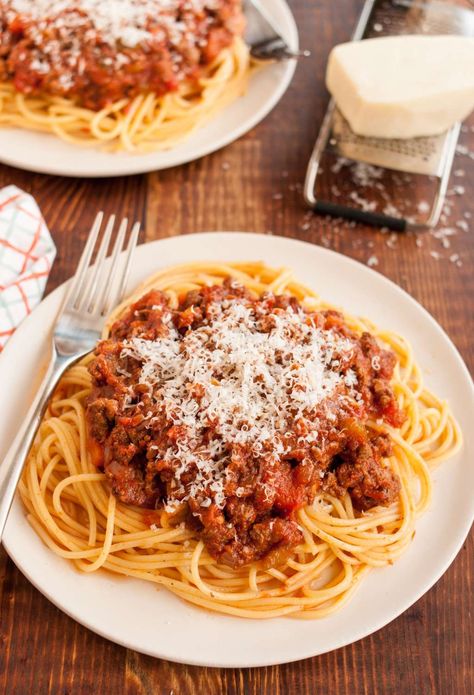 The classic pasta sauce just got a whole lot easier. Slow Cooker Bolognese Sauce, Makanan Cepat Saji, Slow Cooker Bolognese, Bolognese Sauce Recipe, Pasti Sani, Bolognese Sauce, Makanan Diet, Läcker Mat, Deilig Mat