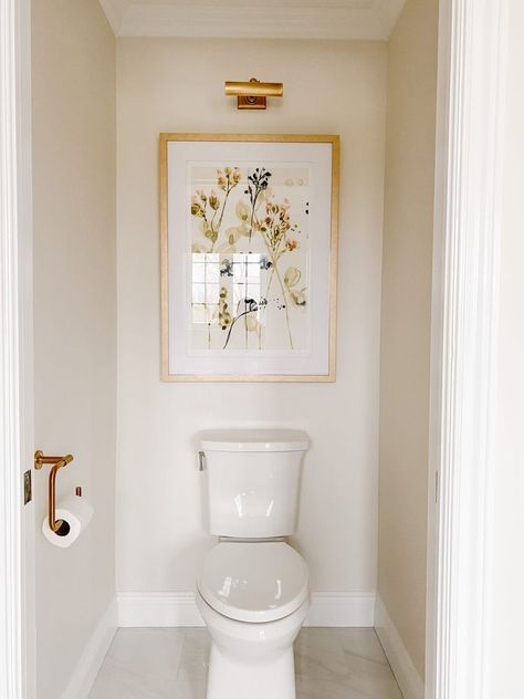 Guest Bath Wall Decor, Bright Powder Room Ideas, Cottage Half Bathroom Ideas, Simple Half Bathroom, Master Bathrooms Decorations, Small Powder Bathroom, Half Bath Decor, Wc Decoration, Bathroom Wallpaper Ideas