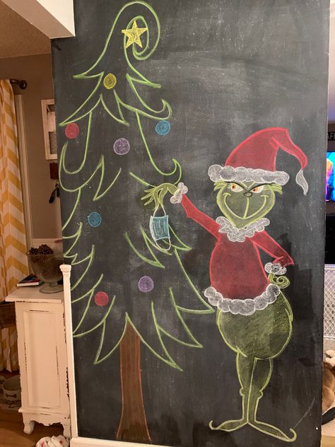 Christmas Chalk Drawing Ideas, Chalk Wall Christmas Ideas, Christmas Window Painting Grinch, Xmas Bulletin Board Ideas, Christmas Chalkboard Art Grinch, Grinch Window Painting, Christmas Paintings For Beginners, Weirdcore Painting, Chalkboard Art Christmas