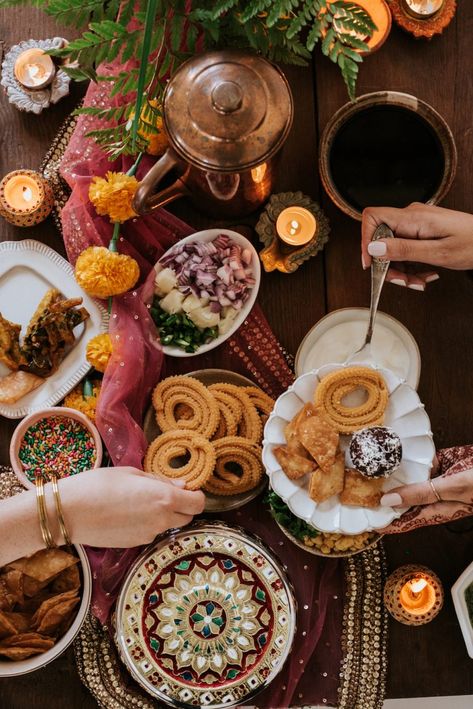 Diwali Platters Ideas, Diwali Pooja Setup, Diwali Party Aesthetic, Diwali Food Photography, Indian Tablescape, Indian Food Wedding, Diwali Table Setting, Diwali Tablescape, Indian Tea Party