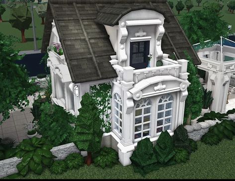 Unique Bloxburg Houses Exterior, Fancy Castle Exterior, Realism Bloxburg House, Bloxburg Victorian Cottage, Bloxburg Conservatory, Fairy Grunge Bloxburg House, Roblox Bloxburg Victorian House, Small Victorian Homes Bloxburg, Bloxburg Hobbit House