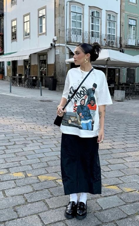 Summer Outfits Women Streetwear, T Shirt Maxi Skirt, Vietnam Street Style, Streetwear Dress Outfit, Uniqlo Japan, Japan Outfits, Rok Outfit, Japan Outfit, Outfit Inspo Casual