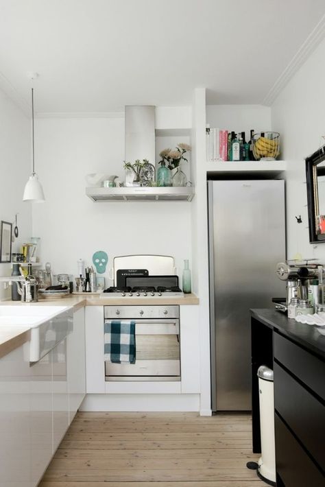 10 Inspiring Small Kitchens | Apartment Therapy Model Dapur, Interior Dapur, Compact Kitchen, Tiny Spaces, Diy Interior, Tiny Kitchen, The Design Files, Scandinavian Home, Sweet Sixteen