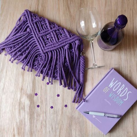 F E N I A 🏵️ / Modern Macramé on Instagram: “Double tap if you like purple 💜 . My favourite colour is green 🌿 but I loooove the purple in this bag. Sometimes I find different colours…” Macrame Clutch, Bag Macrame, Purple Clutch, Purse Crochet, Macrame Purse, Purple Handbags, Etsy Success, Purple Bag, Bohemian Bags