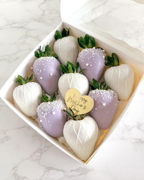 @ediblebykatia on Instagram: "First option for my Mother’s Day sale 💜 This set is available for pickup May 10th-12th and comes as shown.   Includes 4 lilac strawberries and your choice of 5 milk or white chocolate strawberries. Both 9 counts and dozens are an option. DM to order (no other customizations)   🏷️ #ediblebykatia #losangeles #montereypark #dessert #lilacstrawberries #chocolatecoveredstrawberries #mothersday #mothersdaystrawberries #mothersdaygift" Lilac Chocolate Covered Strawberries, Purple Chocolate Strawberries, Custom Chocolate Covered Strawberries, Anniversary Chocolate Strawberries, Bake Sale Set Up, Lilac Strawberries, Mothers Day Chocolate Covered Strawberry, Mother’s Day Strawberries, Mothers Day Strawberries