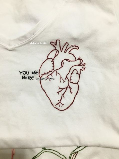 Coração realista Dibujos Bordados Ideas, Tshirt Embroidery Ideas, Bordados Aesthetic, Sewing Heart, Patchwork Tshirt, Broderie Simple, Cute Couple Gifts, Embroidery Hoodie, Diy Embroidery Patterns