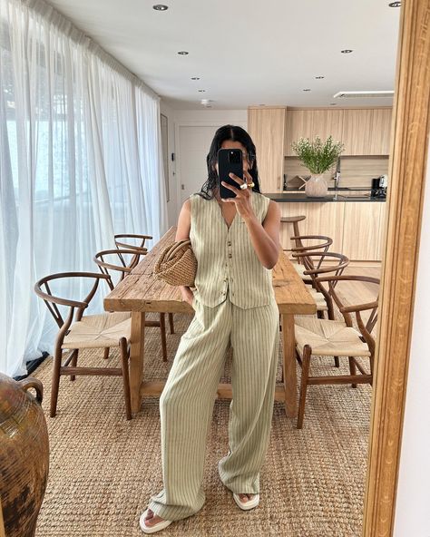 Monikh (@monikh) • Instagram-foto's en -video's H&m Heels, Easy Outfit Ideas, Linen Stripes, Wool Waistcoat, Long Knitted Dress, Easy Outfit, Wide Trousers, Woven Jacket, Summer Inspo