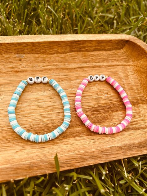 Clay Bead Bracelet Ideas With Letters, Matching Preppy Bracelets, Preppy Bff Bracelets, Cute Bestie Bracelets, Bracket Clay Beads, Bff Bracelets For 2 Clay Beads, Cute Matching Clay Bead Bracelets, Bestie Clay Bead Bracelets, Bff Clay Bead Bracelet Ideas