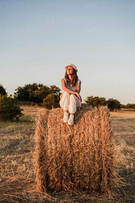 Hay Stack Photoshoot, Hay Rolls Photoshoot, Hay Bail Photoshoot, Hay Bale Picture Ideas, Senior Photos Hay Bales, Hay Bale Photoshoot Picture Ideas, Pictures With Hay Bales, Hay Bale Senior Pictures, Farm Photoshoot Ideas Women