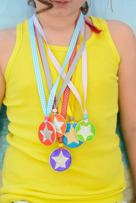 Make your own medals from sculpey - Awesome feel good awards for friends and family Meri Cherry, Wheel Craft, National Geographic Kids, Sports Day, Field Day, Fathers Day Crafts, Childrens Church, Camping Crafts, Kids Playground