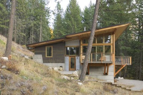 Wintergreen Cabin / Balance Associates Architects (6) Modern Mountain Cabin, Minimalist Cabin, Contemporary Cabin, Hillside House, Modern Mountain Home, Modern Mountain, Hus Inspiration, Small Cabin, Mountain Homes