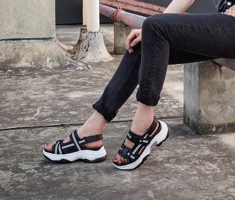 Summer and spring shoe trend this year has taken a turn with the sporty sandals taking the place of sneakers in your shoe clo Sporty Sandals Outfit, Adidas Slides Outfit, Sport Sandals Outfit, Kayaking Outfit, Style Foto, Sandals Outfit Summer, Sporty Sandals, Chiko Shoes, Shoe Trend