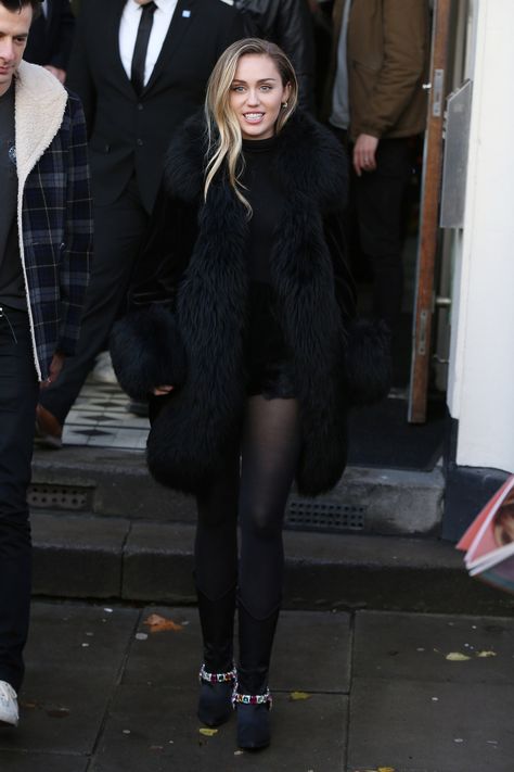 Miley Cyrus Street Style, Nothing Breaks Like A Heart, Miley Cyrus Outfit, Fashion In London, Miley Cyrus Style, Vegan Fashion, Black Turtleneck, Fashion Tips For Women, Play Music