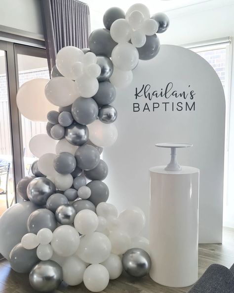 Gray And White Balloon Garland, Modern Birthday Decorations, Grey And White Balloon Garland, Christening Balloon Decorations, Gray Baby Shower Ideas, White Balloon Backdrop, Gray Party Decorations, Gold Wedding Reception Tables, Baptismal Party