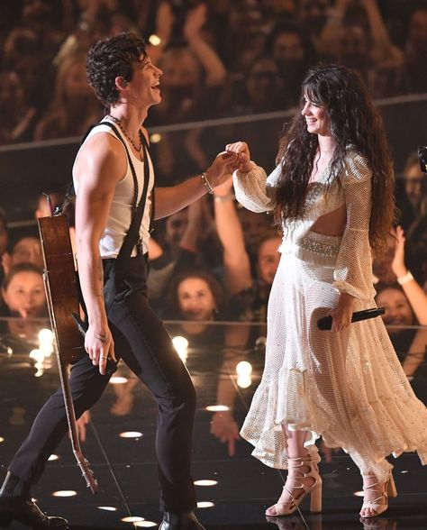 Shawn Mendes, Camila Cabello 2019 MTV VMAs Performance Video Shawn And Camila, Shawn Mendes And Camila Cabello, Video Romance, Shawn Mendes Imagines, Alessia Cara, Social Trends, Joe Jonas, 1920s Fashion, Shawn Mendes