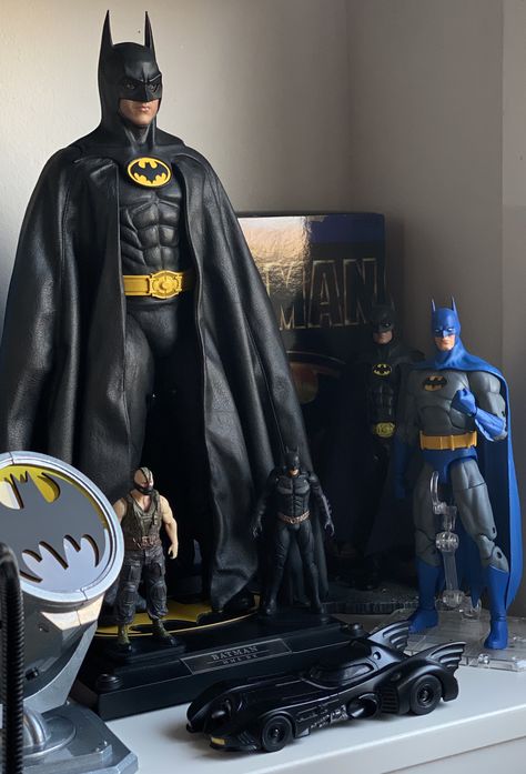 Action Figures Aesthetic, Superman Live Wallpaper, Batman Toys Action Figures, Batman Accessories, Batman Movie Posters, Batman Concept Art, Batman Room, Batman Comic Cover, Batman Joker Wallpaper