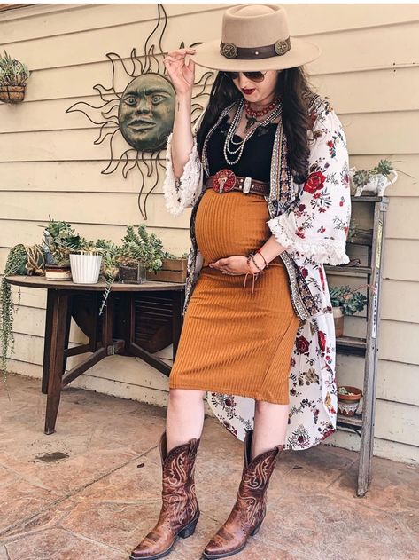 Western Fashion Maternity, Country Concert Outfit Ideas Pregnant, Rodeo Outfits Pregnant, Rodeo Outfits For Pregnant Women, Western Outfits Pregnant Women, Cowgirl Outfits Pregnant, Country Concert Pregnant Outfit, Pregnancy Country Concert Outfit, Cowgirl Pregnancy Outfits