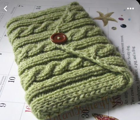 Knit Kindle Cover, Knitted Book Cover, Crochet Kindle Case, Green Kindle, Crochet Case, Creative Knitting, Crochet Cable, Kindle Cover, Beginner Crochet Projects