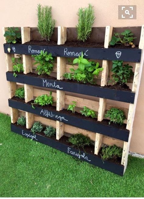 Chalk paint labels on a vertical planter Potager Palettes, Gardening Vertical, Gardening Style, Herb Garden Wall, Plant Walls, Kebun Herbal, Deck Inspiration, Vertical Pallet Garden, Palette Garden