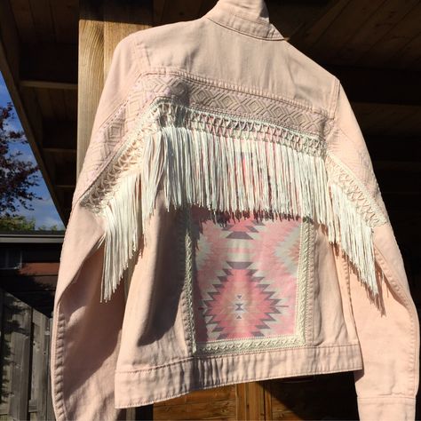 Diy Jean Jacket Ideas, Boho Denim Jacket, Boho Western Style, Jacket Diy, Look Boho Chic, Bohemian Jackets, Embellished Denim Jacket, Mode Hippie, Aztec Style