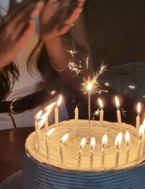 Birthday Dump, Cute Birthday Pictures, Cute Birthday Ideas, Birthday Inspo, Birthday Cake With Candles, 14th Birthday, 17th Birthday, 25th Birthday, Birthday Pictures