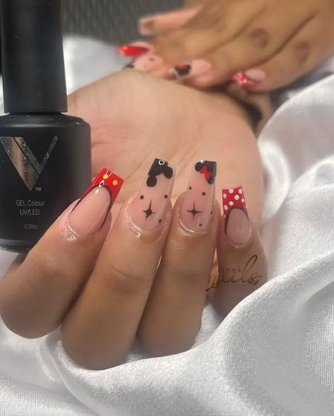 Cute Disney Nails Acrylic Simple, Disney Nails Acrylic Halloween, Disney Nails Mickey And Minnie, Disney Acrylic Nails Minnie Mouse, Mickey Mouse Almond Nails, Summer Disney Nails Designs, Short Disney Acrylic Nails, Mini Mouse Nails Designs Nailart, Disney Square Nails