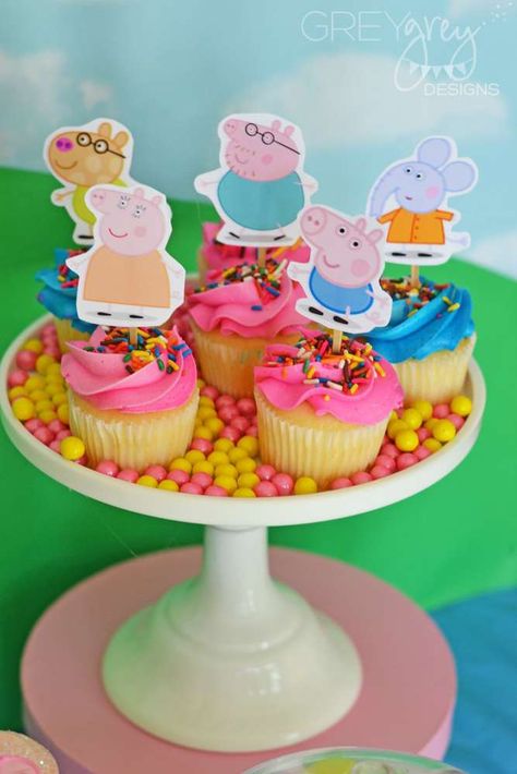 George Pig Birthday Party, Pig Birthday Theme, Peppa Pig Birthday Party Ideas, Peppa Pig Birthday Decorations, Bolo Da Peppa Pig, Pig Birthday Party Ideas, George Pig Birthday, Peppa Pig Party Decorations, Peppa Pig Cupcakes